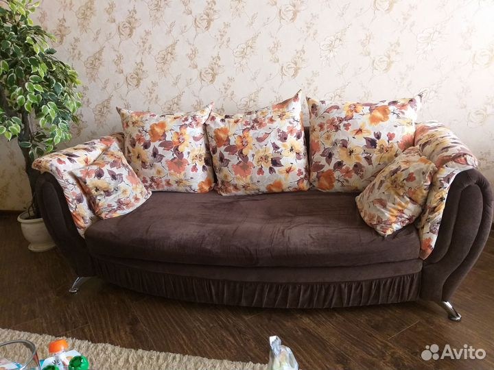 Диван выдвижной 2 кресла и пуфик