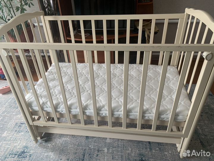 Детская кроватка с маятником