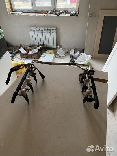 Топливная рампа с форсунками для V6