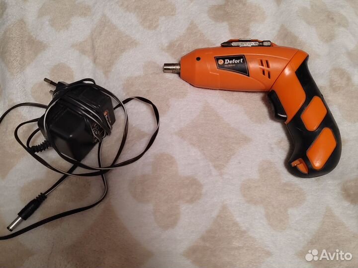 Аккумуляторная отвертка Defort
