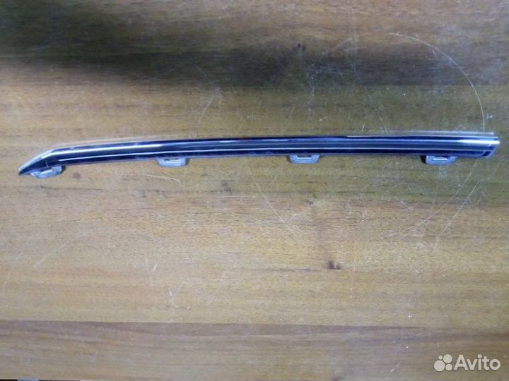 Молдинг решетки радиатора левый Volkswagen Polo