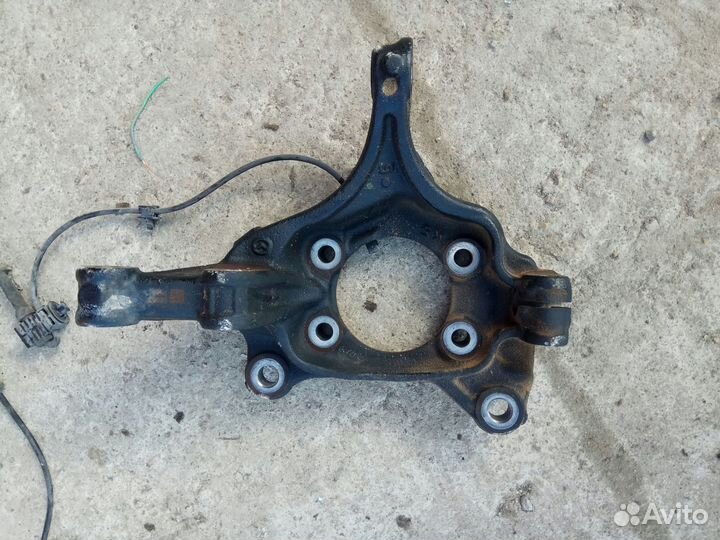 Кулак передний правый Mazda 3 BM 2013