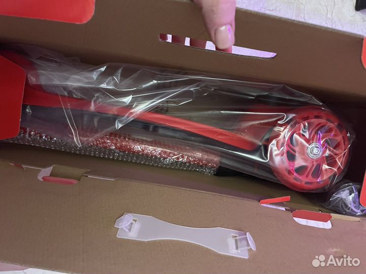 Самокат трехколесный новый Ferrari