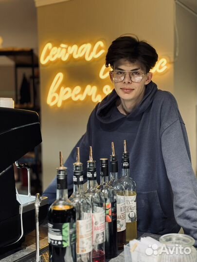 Бариста в кофейню