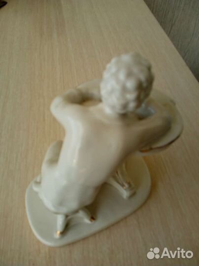 Статуэтка фарфор
