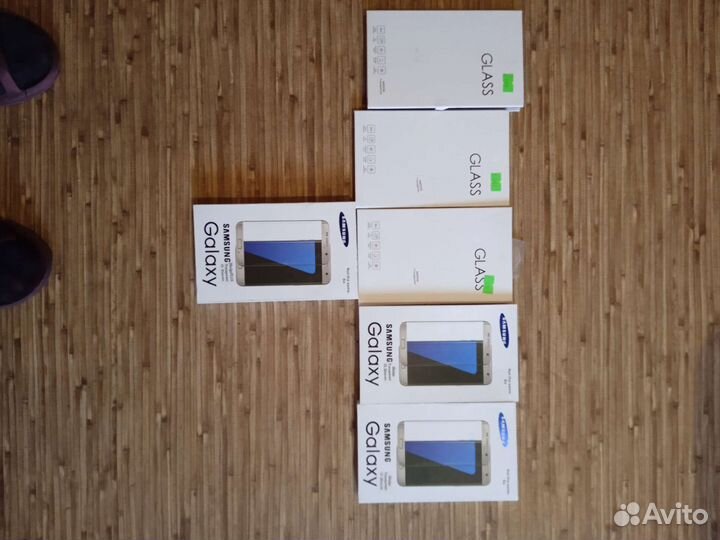 Защитные стекла на телефоны