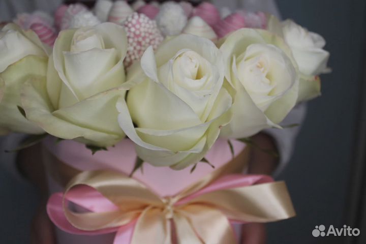 Букет клубника в шоколаде с розами 