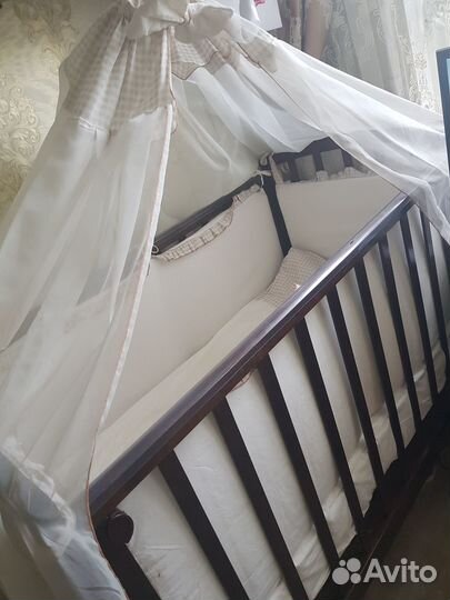 Детская кроватка с продольным маятником