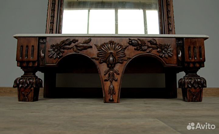 Антикварное зеркало с мраморной столешницей