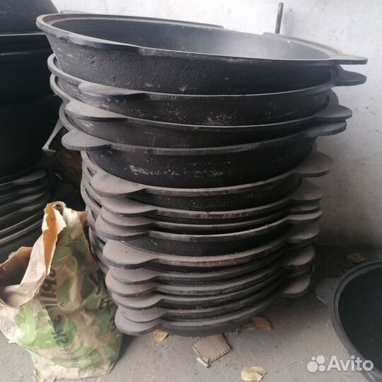 Чугунная решетка и садж с казаном