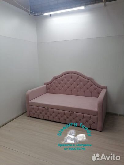 Детская кроватка с подлокотниками