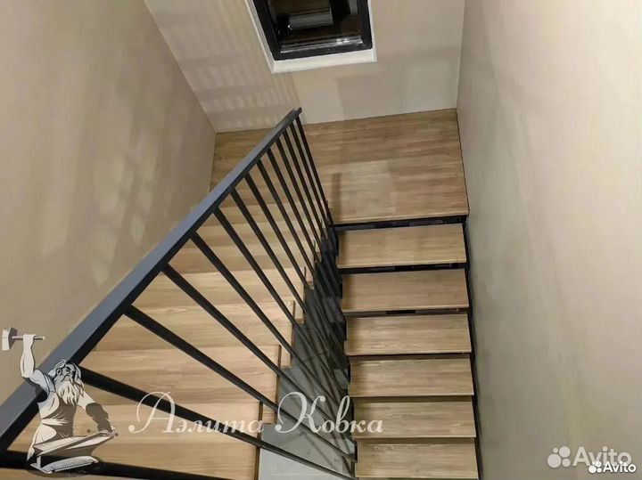 Лестница на монокосоуре с перилами-ширма