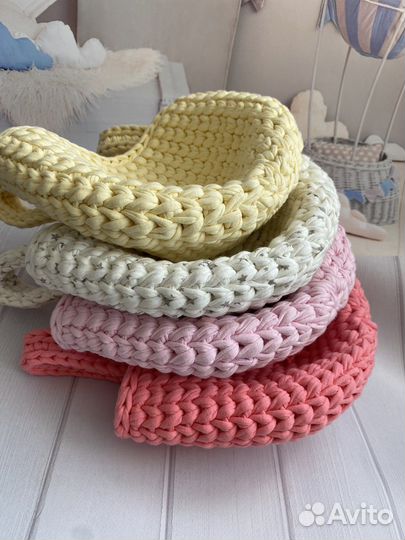 Вязанная корзинка органайзер корман на кроватку