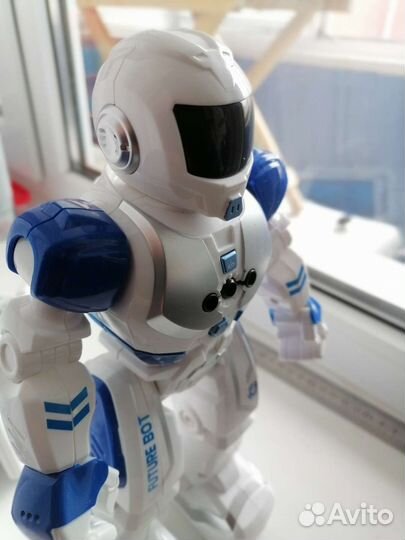 Робот на пульте управления