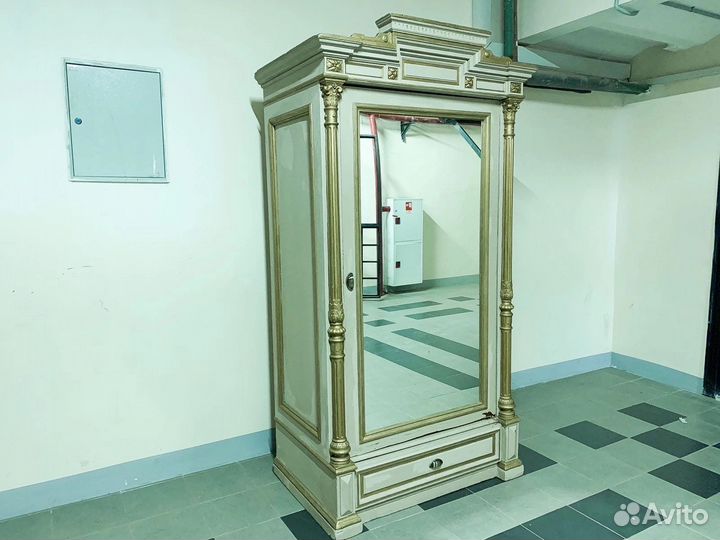 Шкаф старинный