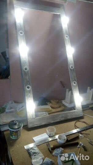Гримерное зеркало с лампочками
