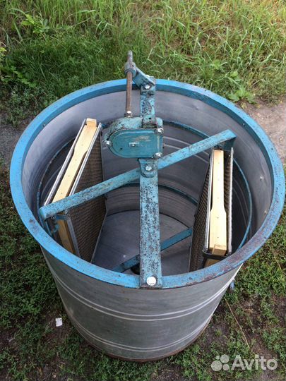 Медогонка 2х рамочная б/у, состояние хорошее