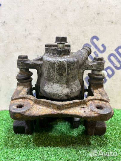 Суппорт задний левый Toyota Camry седан 2.4 2azfe