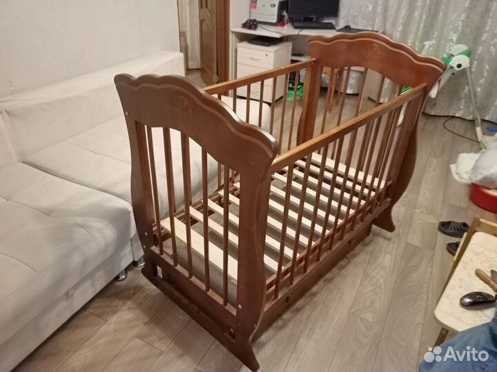 Детская кроватка с поперечным маятником