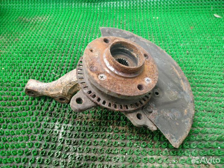 Кулак поворотный передний левый Volkswagen Passat