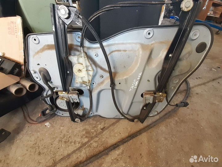 Стеклоподьемник двери Volkswagen Touran 2003