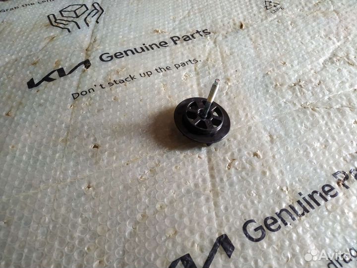 Болт крепления запасного колеса Hyundai Solaris 2