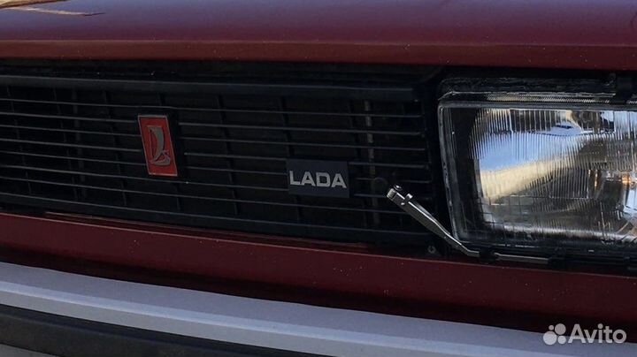 Экспортный шильдик LADA на решётку радиатора