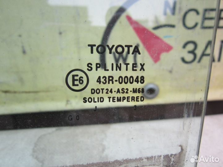 Toyota avensis Стекло заднее левое