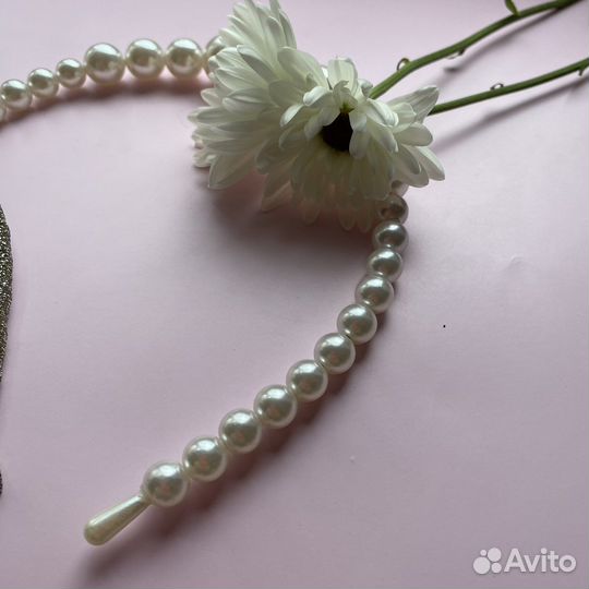 Ободок с жемчугом, кошка