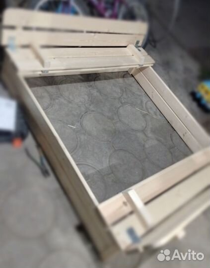 Детская песочница с крышкой из хвои