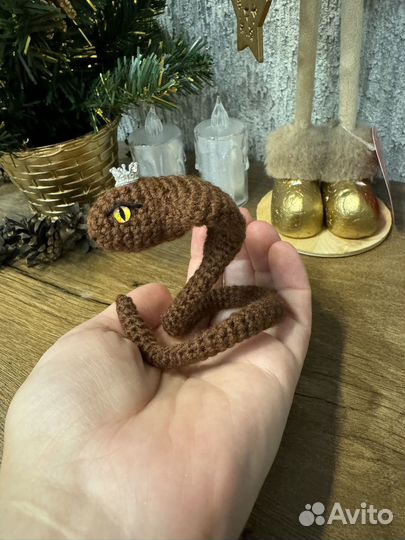 Вязанная игрушка змея (брелок)