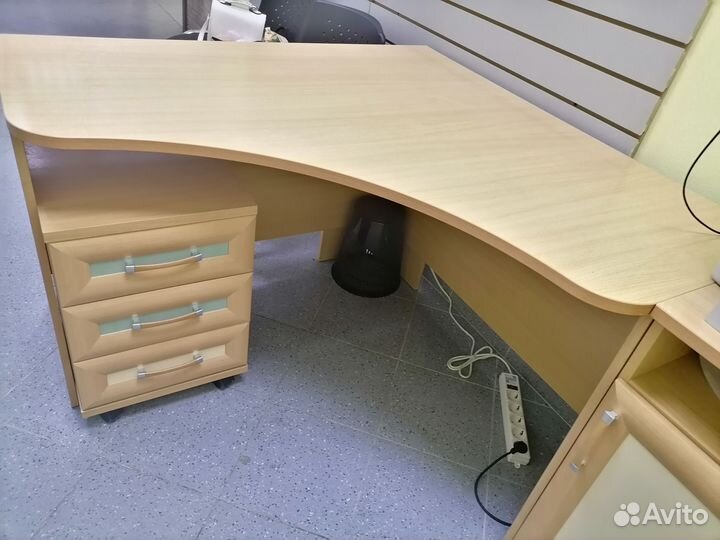 Продаётся офисная мебель