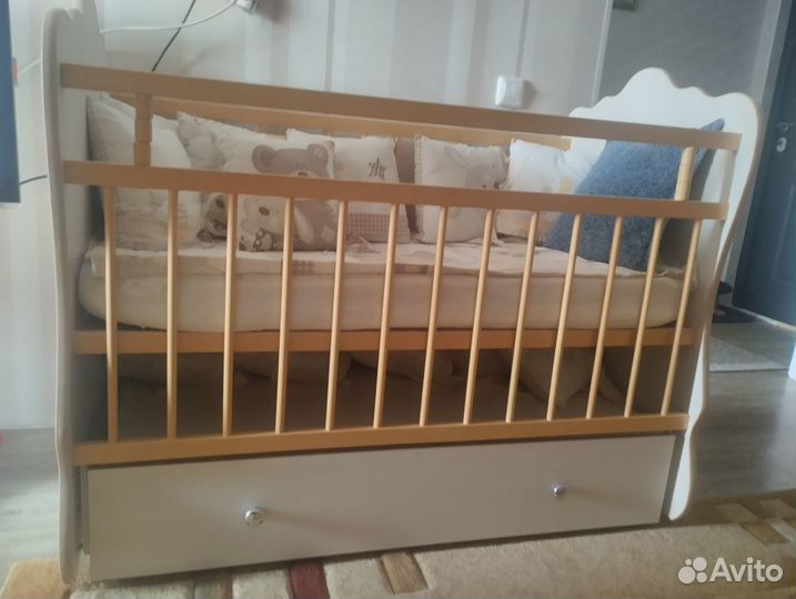 Кроватка для новорожденных с маятником
