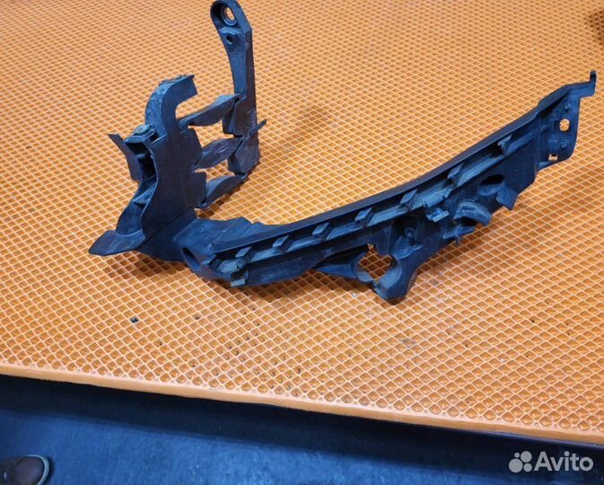 Кронштейн левый Audi A4 Iv B8 cdhb 2009