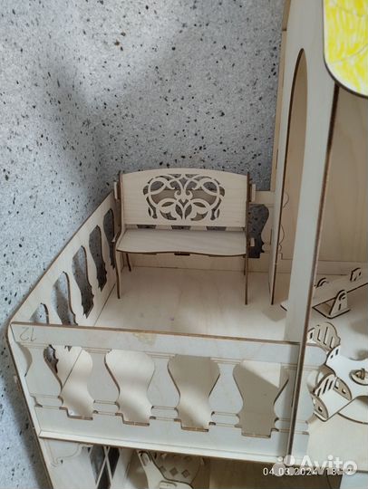 Большой кукольный домик с мебелью