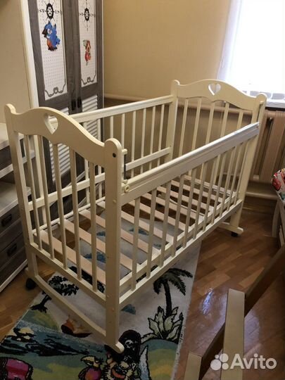 Детская кроватка с маятником
