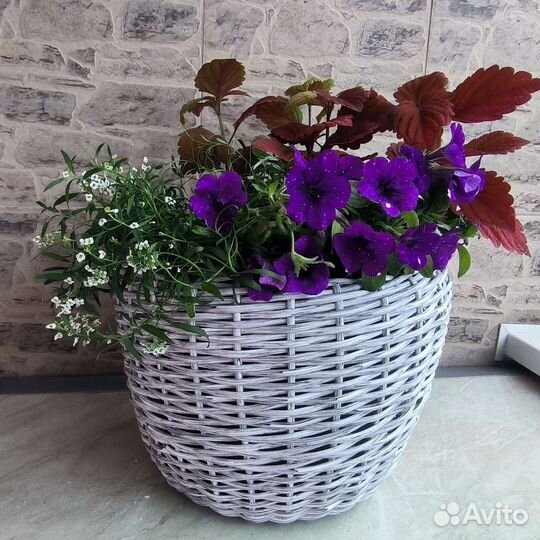 Кашпо-вазон для цветов из ротанга