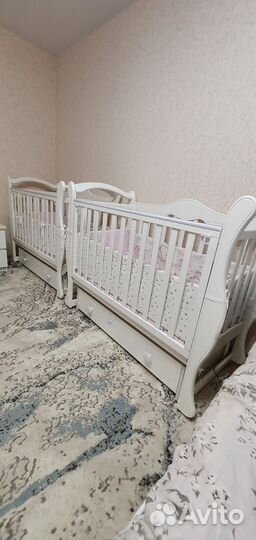 Детская кроватка с маятником