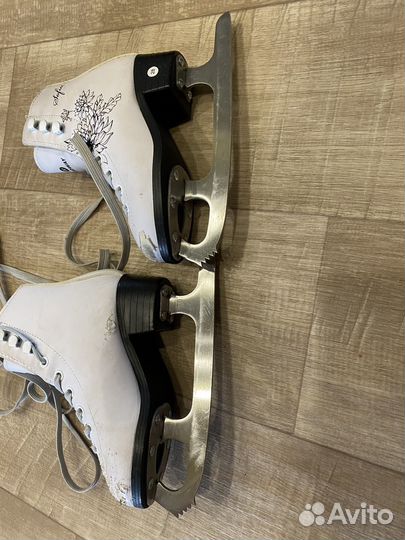 Коньки фигурные 28 размер