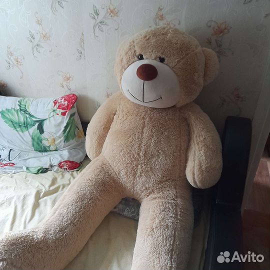 Большой плюшевый медведь