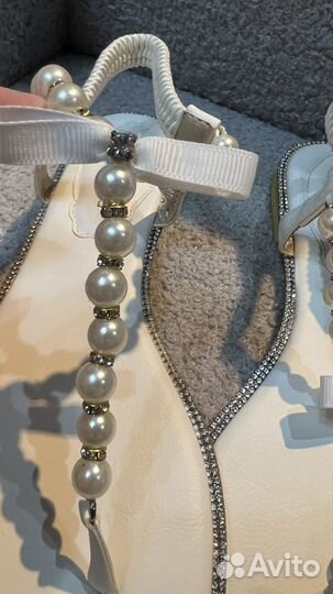 Сандалии босоножки белые с жемчугом и стразами 37