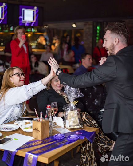 Ведущий с диджеем