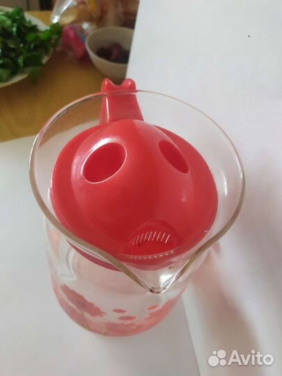 Стеклянный графин красный с цветами 1.5 л