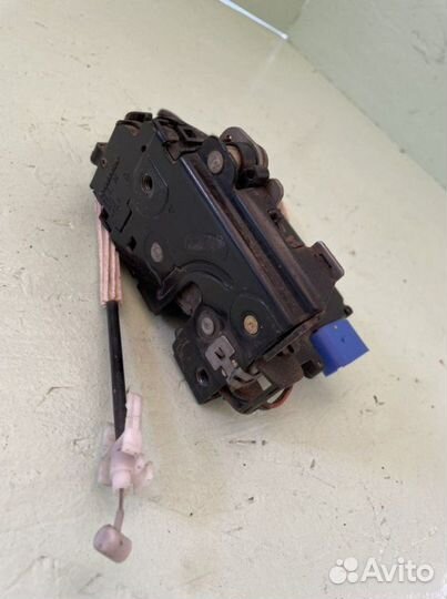 Замок передний правый Volkswagen Touareg 7L