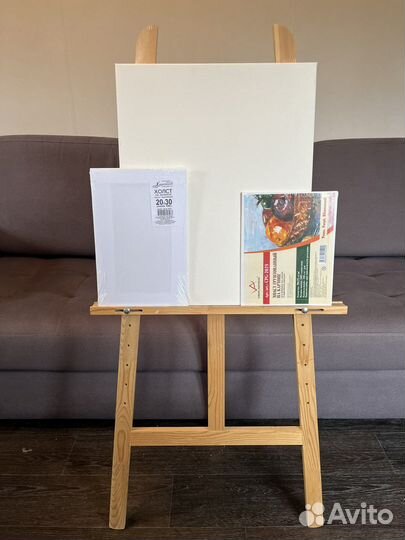Мольберт для рисования и холсты