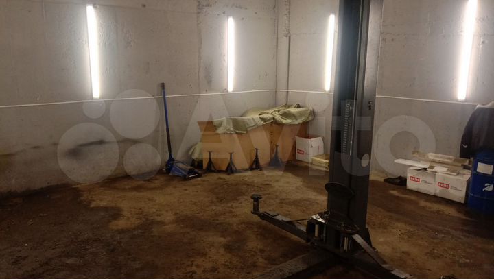 Гараж с подъемником, автосервис