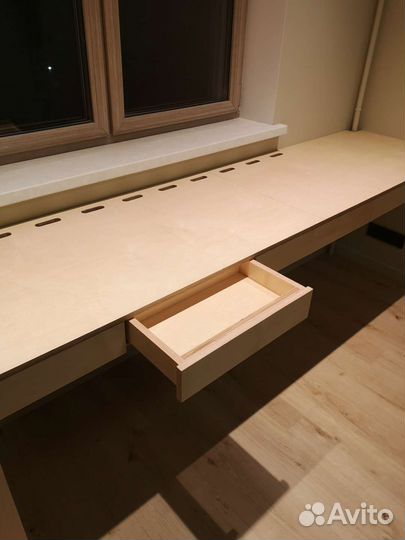 Рабочая зона у окна из фанеры