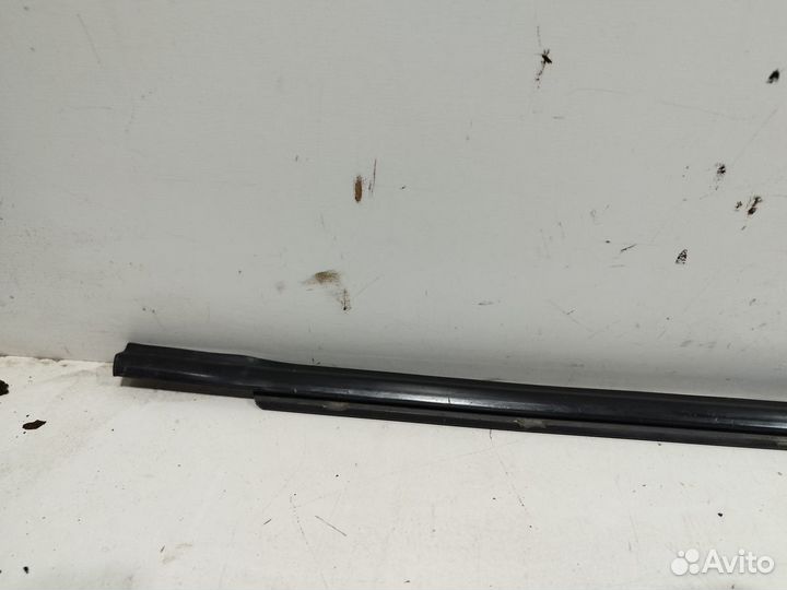 Накладка стекла переднего правого Solaris 2010