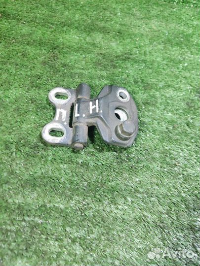 Петля двери передняя левая Mercedes Benz W210