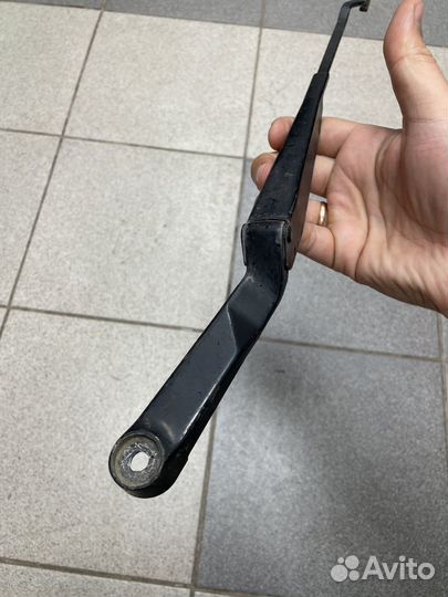 Поводок стеклоочистителя передний VW golf III